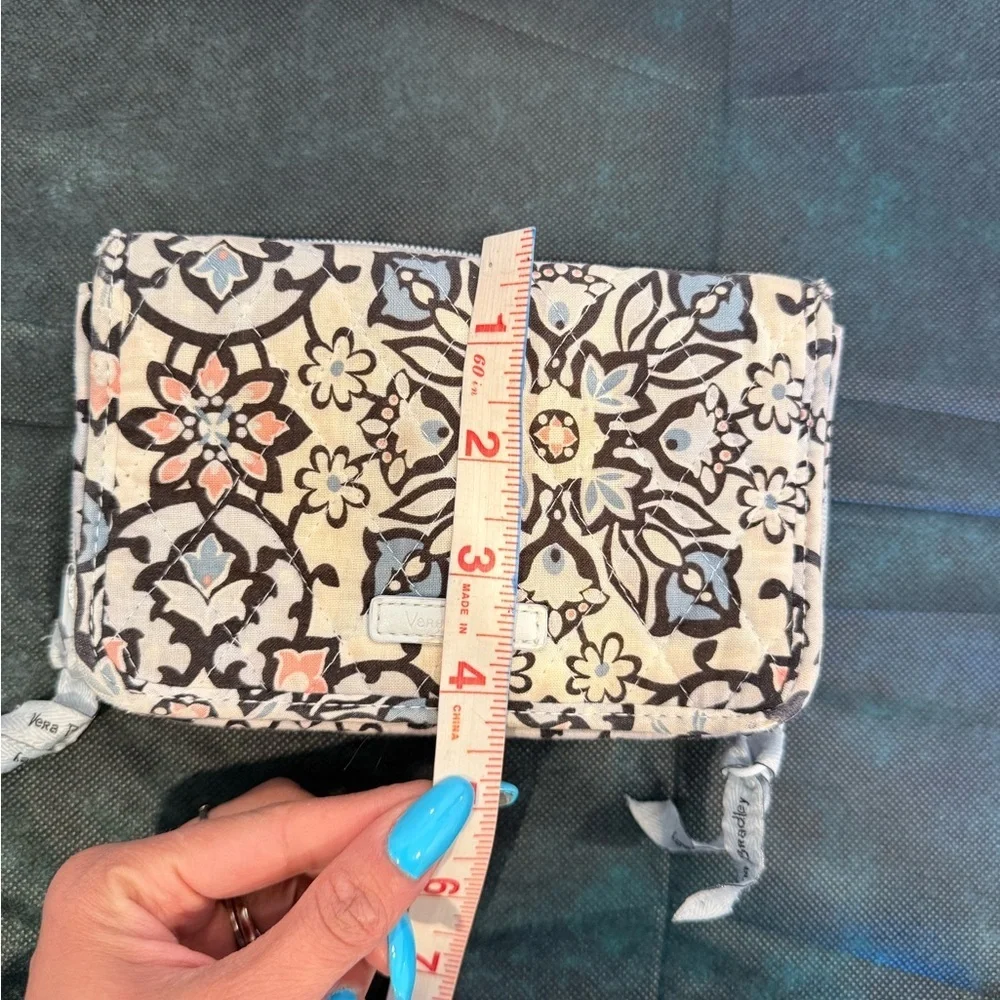 🔥Vera Bradley Quilted Floral Zip Wallet - Cream, Blue & Pink 🔥